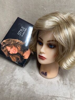 Jacqueline Smith synthetic blonde wig average Malibu wave style